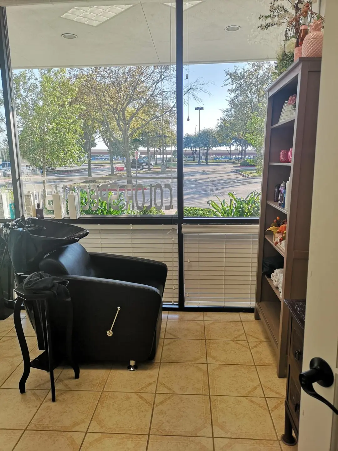 Window salon suite with natural light and shampoo station available at Ava Salon Suites in Grapevine, Texas